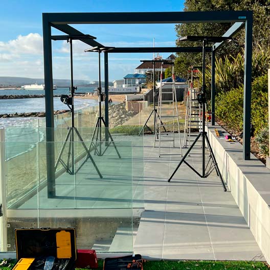 pérgola-con-cristal-montada-con-elevadores-GUIL