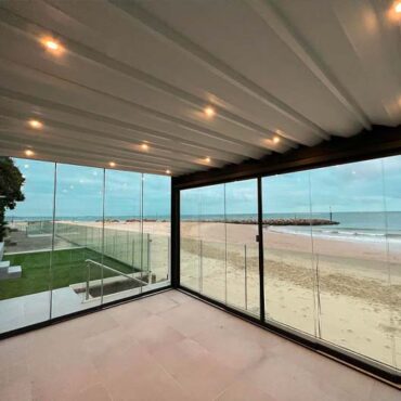 glass-pergola-assembly-right-next-to-the-beach