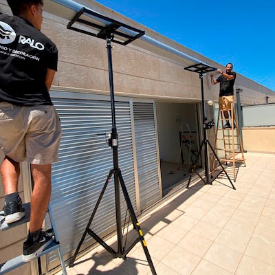 Fitting awnings quickly and safely thanks to our ELC-710 lifters