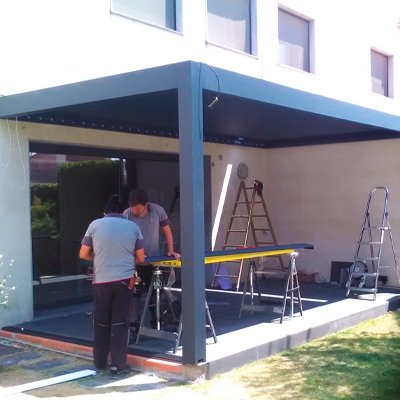 Installing a bioclimatic pergola using GUIL’s front-loading TORO lifters