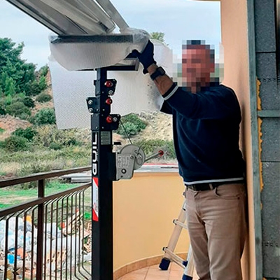 Elevador compacto para instalar toldos en balcones y espacios reducidos