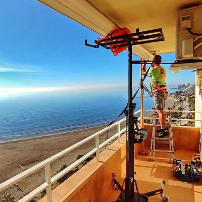 Elevador para hacer el mantenimiento del toldo en un balcón de la planta 12