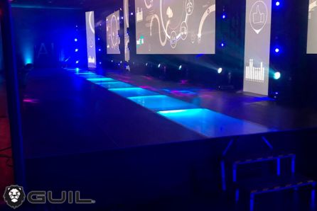 Escenario-con-escalera-y-pantalla-LEDs